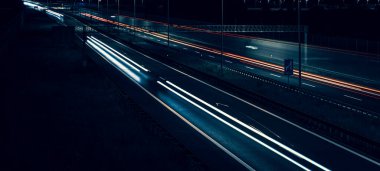 Gece arabaların ışıkları. uzun pozlama