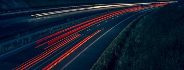 Gece arabaların ışıkları. uzun pozlama