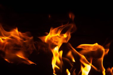 Siyah arka planda yangın alevleri. doku