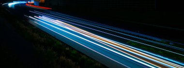 Gece arabaların ışıkları. uzun pozlama