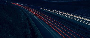 Gece arabaların ışıkları. uzun pozlama