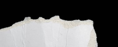 Siyah izole bir arkaplan üzerine beyaz bir kağıt parçası