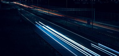 Gece arabaların ışıkları. uzun pozlama