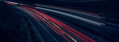 Gece arabaların ışıkları. uzun pozlama