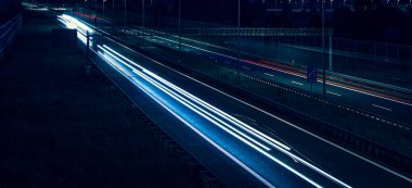 Gece arabaların ışıkları. uzun pozlama