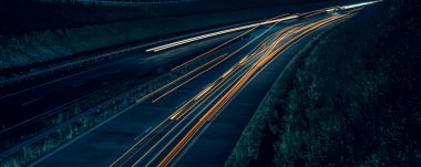 Gece arabaların ışıkları. uzun pozlama