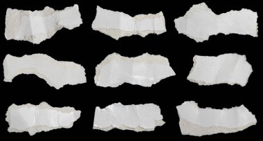 Siyah izole bir arkaplan üzerine beyaz bir kağıt parçası