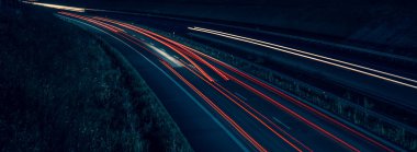 Gece arabaların ışıkları. uzun pozlama