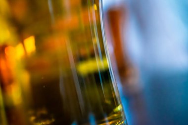 Karışık bir masanın arka planında bir kupa bira.