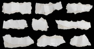 Siyah izole bir arkaplan üzerine beyaz bir kağıt parçası