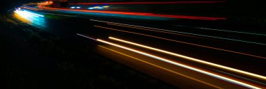 Gece arabaların ışıkları. uzun pozlama