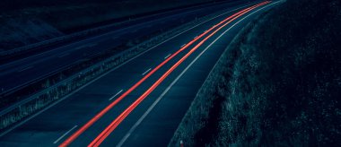 Gece arabaların ışıkları. uzun pozlama