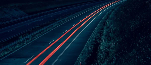 Gece arabaların ışıkları. uzun pozlama