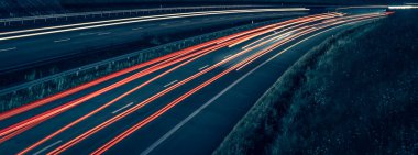 Gece arabaların ışıkları. uzun pozlama