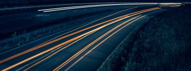 Gece arabaların ışıkları. uzun pozlama