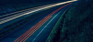 Gece arabaların ışıkları. uzun pozlama