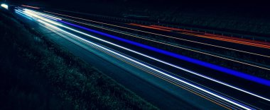 Gece arabaların ışıkları. uzun pozlama