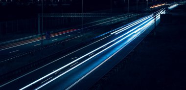 Gece arabaların ışıkları. uzun pozlama