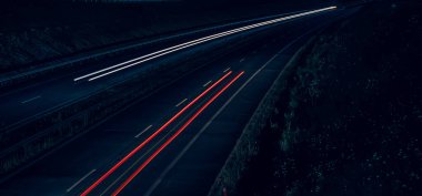 Gece arabaların ışıkları. uzun pozlama