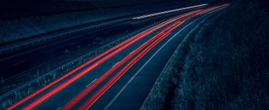 Gece arabaların ışıkları. uzun pozlama