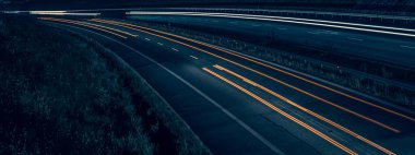 Gece arabaların ışıkları. uzun pozlama