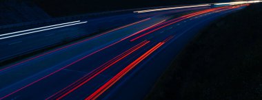 Gece arabaların ışıkları. uzun pozlama