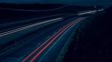 Gece arabaların ışıkları. uzun pozlama