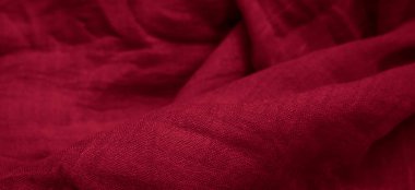 Kırışmış kırmızı pamuk kumaş görünür bir dokusu var.