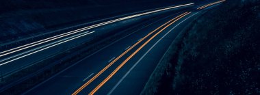 Gece arabaların ışıkları. uzun pozlama