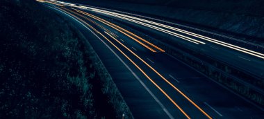 Gece arabaların ışıkları. uzun pozlama