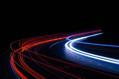 Geceleri araba ışıkları yanar. uzun pozlama