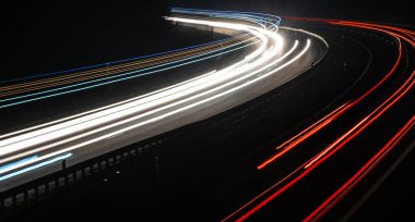 Geceleri araba ışıkları yanar. uzun pozlama