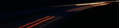 Gece arabaların ışıkları. uzun pozlama