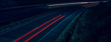 Gece arabaların ışıkları. uzun pozlama