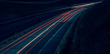 Gece arabaların ışıkları. uzun pozlama