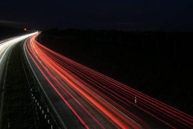 Geceleri araba ışıkları yanar. uzun pozlama