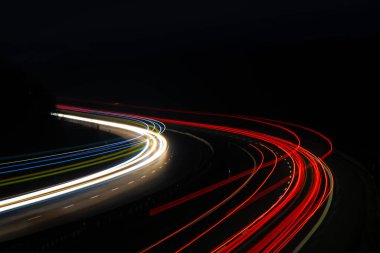 Geceleri araba ışıkları yanar. uzun pozlama