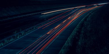 Gece arabaların ışıkları. uzun pozlama