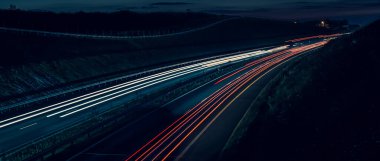 Gece arabaların ışıkları. uzun pozlama