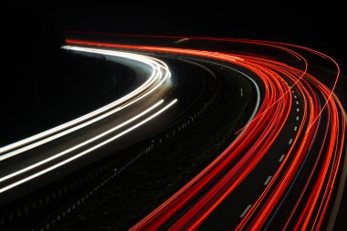 Geceleri araba ışıkları yanar. uzun pozlama