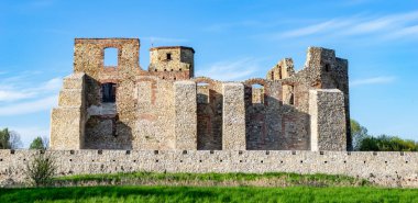 Piskoposların kalesinin harabeleri kuşatma altında.