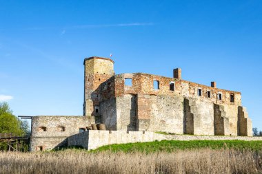 Piskoposların kalesinin harabeleri kuşatma altında.