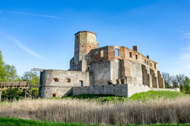 Piskoposların kalesinin harabeleri kuşatma altında.