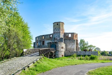 Piskoposların kalesinin harabeleri kuşatma altında.