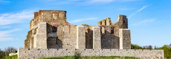 Piskoposların kalesinin harabeleri kuşatma altında.