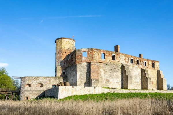 Piskoposların kalesinin harabeleri kuşatma altında.