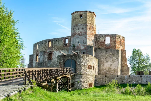 Piskoposların kalesinin harabeleri kuşatma altında.