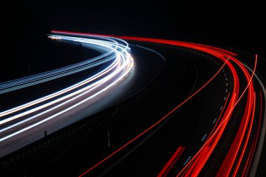 Geceleri araba ışıkları yanar. uzun pozlama