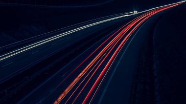 Geceleri araba ışıkları yanar. uzun pozlama