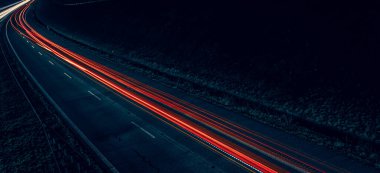 Geceleri araba ışıkları yanar. uzun pozlama